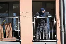 Bei einer Wohnungsdurchsuchung in Potsdam fanden Einsatzkräfte einen sprengstoffähnlichen Gegenstand. - © Michael Bahlo/dpa
