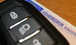 Sollten Fahrsch&uuml;ler bereits w&auml;hrend der Ausbildung mit den Eltern fahren d&uuml;rfen? (Symbolbild) - &copy; Robert Michael/dpa