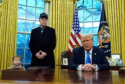 Trump mit Elon Musk und dessen Sohn X Æ A-Xii im Oval Office des Weißen Hauses. - © Alex Brandon/AP/dpa