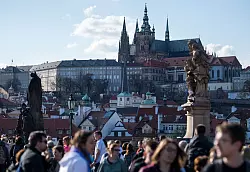 Die Prager Burg thront auf einem Hügel der tschechischen Hauptstadt - und ist ein beliebtes Fotomotiv. Das unweit der Burg gelegene Verteidigungsministerium sollte man aber nicht knipsen. - © Monika Skolimowska/dpa/dpa-tmn