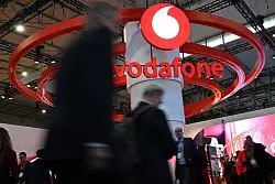 Der Vodafone-Messestand bei der Internetmesse MWC in Barcelona - in Deutschland ist die Firma angesichts abnehmender Fernseheinnahmen unter Druck. - © Wolf von Dewitz/dpa