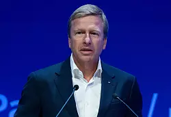 BMW-Chef Oliver Zipse hält die Zolldebatte für überhöht. (Archivbild) - © Sven Hoppe/dpa