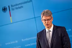 Das Haus von Bundesverkehrsminister Patrick Schnieder (CDU) verweist auf den noch nicht abgeschlossenen Meinungsbildungsprozess innerhalb der Regierung. (Archivfoto) - &copy; Fabian Sommer/dpa