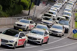 In ganz Deutschland sind Taxifahrer zuletzt gegen die g&uuml;nstige Konkurrenz der Mietwagenfahrten auf die Stra&szlig;e gegangen. (Archivbild) - &copy; Rolf Vennenbernd/dpa