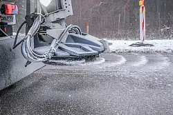 Ein Streufahrzeug auf der A7 im Einsatz. Laut Deutschem Wetterdienst sind Glatteis und starke Verkehrsbehinderungen zu erwarten. - © Jason Tschepljakow/dpa