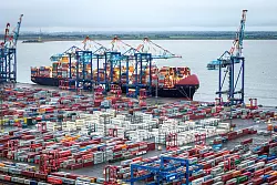 &Uuml;ber Bremerhaven geht ein guter Teil der deutschen Exporte (Archivbild) - &copy; Sina Schuldt/dpa