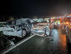 Im dichten Verkehr sind auf der Autobahn 1 bei Münster zahlreiche Fahrzeuge in Auffahrunfälle verwickelt worden. - © Helmut Etzkorn/dpa