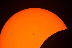Sonnenflecken sind w&auml;hrend der Anfangsphase der Sonnenfinsternis zu sehen. - &copy; Julio Cortez/AP