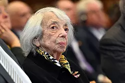 Margot Friedländer sieht jeden Einzelnen in der Pflicht für die Demokratie - © Federico Gambarini/dpa Pool/dpa