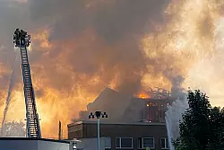 Die Flammen konnten über Stunden nur von außen bekämpft werden. - © Christoph Petersen/dpa