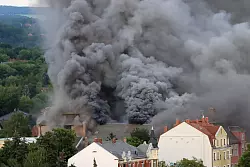 Dichte Rauchwolken waren weithin sichtbar. Die Warnung der Bevölkerung wurde mittlerweile wieder aufgehoben. - © Christian Essler/Xcitepress/dpa