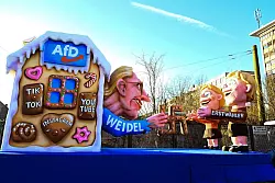 AfD-Chefin Alice Weidel lockt in Düsseldorf Erstwähler ins Hexenhaus. - © Federico Gambarini/dpa