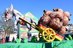 «Esel» Friedrich Merz baumelt angesichts zahlreicher Problemsäcke hilflos in der Luft. - © Federico Gambarini/dpa