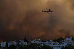 Freiwillige Helfer und Dorfbewohner haben das Dorf Gennadi im S&uuml;dosten von Rhodos bis auf Weiteres aufgegeben. - &copy; Petros Giannakouris/AP/dpa