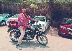 Essenslieferant Vijay Kumar Singh auf der Stra&szlig;e in Delhi. - &copy; Sunrita Sen/dpa
