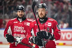 Moritz M&uuml;ller (r) hat alle H&ouml;hen und Tiefen der Haie in den letzten 20 Jahren miterlebt. - &copy; Marius Becker/dpa