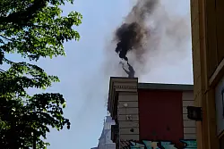 Ein Vermummter brennt auf dem Dach der Roten Flora in Hamburg Pyrotechnik ab. - &copy; Axel Heimken/dpa