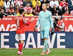 Sah die Rote Karte: Mainz-Keeper Robin Zentner (r). - &copy; Torsten Silz/dpa