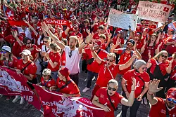 Viel los schon vor dem Spiel: Schweizer Fans stimmen sich ein. - © Jean-Christophe Bott/KEYSTONE/dpa