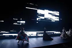 Picciolis Ästhetik dürfte näher an den Wurzeln des Gründers des Hauses, Cristóbal Balenciaga, liegen. (Archivbild) - © Lewis Joly/AP/dpa