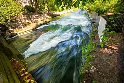 M&uuml;nchner Eisbachwelle: Surfen war nach dem t&ouml;dlichen Unfall zun&auml;chst verboten. (Archivbild) - &copy; Peter Kneffel/dpa