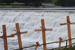 Trauer um die Flutopfer vom 4. Juli. (Archivbild) - &copy; Eric Gay/AP/dpa