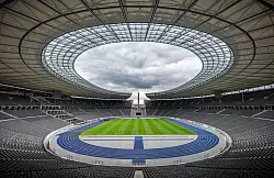 Im Berliner Olympiastadion wird nicht gespielt. - © Michael Kappeler/dpa