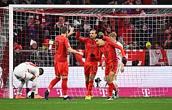 Der starke Jamal Musiala (r) macht den Anfang - nach 29 Sekunden. - © Tom Weller/dpa