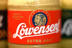 Die Marke Löwensenf soll erhalten bleiben, die Düsseldorfer Produktion nicht. - © Wolf von Dewitz/dpa