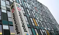 Um Bürgergeld zu erhalten, mussten bedürftige Flüchtlinge aus der Ukraine bisher beim Jobcenter vorstellig werden. (Symbolbild) - © Jens Kalaene/dpa