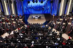 Journalisten und russische B&uuml;rger lauschen stundenlang dem Kremlchef. - &copy; Vyacheslav Prokofyev/Pool Sputnik Kremlin/AP/dpa