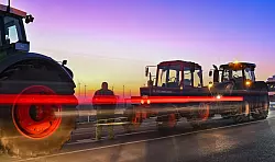Landwirte blockieren mit ihren Fahrzeugen bei Jacobsdorf (Brandenburg) die Auffahrt auf die Autobahn A12 in Richtung Berlin. - &copy; Patrick Pleul/dpa