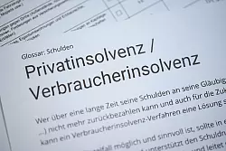 Privatpersonen k&ouml;nnten einen Antrag auf Verbraucherinsolvenz stellen, um ihre Schulden zu ordnen. - &copy; Jonas Walzberg/dpa