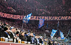 Die Nordkurve Gelsenkirchen diesmal in Düsseldorf. - © Anke Waelischmiller/dpa