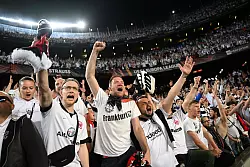 Die Eintracht-Fans durften im April 2022 in Barcelona jubeln. - © Arne Dedert/dpa
