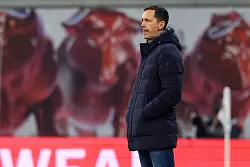 Nimmt seine Mannschaft in die Pflicht: Eintracht-Trainer Dino Toppmöller. - © Jan Woitas/dpa