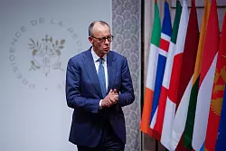 Merz hat eine milit&auml;rische Beteiligung Deutschlands an der Absicherung eines m&ouml;glichen Waffenstillstands in der Ukraine in Aussicht gestellt. - &copy; Yoan Valat/Pool EPA/AP/dpa