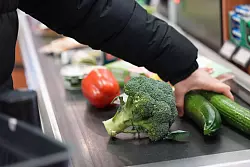 Die Lebensmittelpreise sind nicht mehr so stark gestiegen wie in den Monaten zuvor. Dennoch merken die Menschen beim Einkauf: Viele Nahrungsmittel sind teurer als noch vor einigen Jahren. (Symbolbild) - &copy; Marcus Brandt/dpa