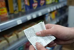 Beim t&auml;glichen Einkauf bekommen die Menschen die Inflation zu sp&uuml;ren. (Symbolbild) - &copy; Marcus Brandt/dpa