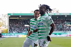 Noel Futkeu (r) schlägt für die Fürther zu. - © Daniel Karmann/dpa