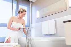 Experten raten, nach 20 Minuten die Wanne wieder zu verlassen. Sp&auml;testens, wenn die Finger schrumpelig sind, wird es Zeit. - &copy; Christin Klose/dpa-tmn