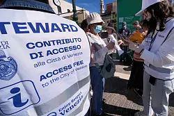 2024 hatte Venedig als erste Stadt der Welt damit begonnen, von Kurzbesuchern Eintritt zu verlangen. - &copy; Antonio Calanni/AP/dpa
