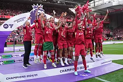 Klopp sieht sein Ex-Team jubeln. - © Jon Super/AP/dpa