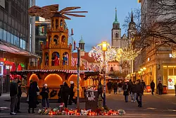 Der Eingang des geschlossenen Magdeburger Weihnachtsmarktes am Sonntag. - © Klaus-Dietmar Gabbert/dpa