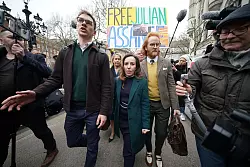 Die Ehefrau von Julian Assange, Stella Assange, auf dem Weg zur Anh&ouml;rung ihres Mannes. Der Wikileaks-Gr&uuml;nder legt vor dem Gericht seinen letzten Einspruch gegen seine drohende Auslieferung ein. - &copy; Yui Mok/PA Wire/dpa