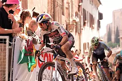 Primoz Roglic steigt beim Giro aus. - © Massimo Paolone/undefined/LaPresse/AP/dpa