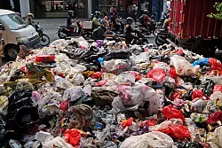 Angesichts von Klimawandel, Artensterben und Umweltproblemen weist ein Bericht der Vereinten Nationen auf Möglichkeiten der Veränderung sowie tiefe Ursachen von globalen Problemen hin. (Archivbild) - © Dita Alangkara/AP/dpa