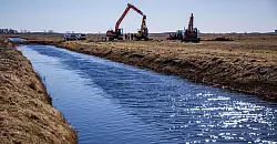 Viele Wasserläufe werden inzwischen wieder renaturiert - unter anderem, um Überschwemmungen vorzubeugen. (Archivbild) - © Jens Büttner/dpa
