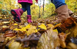 Durch die Neigung zu kurzfristigem Denken und Handeln werden Folgen und Verantwortung auf künftige Generationen geschoben. (Archivbild) - © Thomas Warnack/dpa