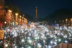 Kundgebung unter dem Motto «Aufstand der Anständigen - Wir sind die Brandmauer!» in Berlin. - © Sebastian Christoph Gollnow/dpa